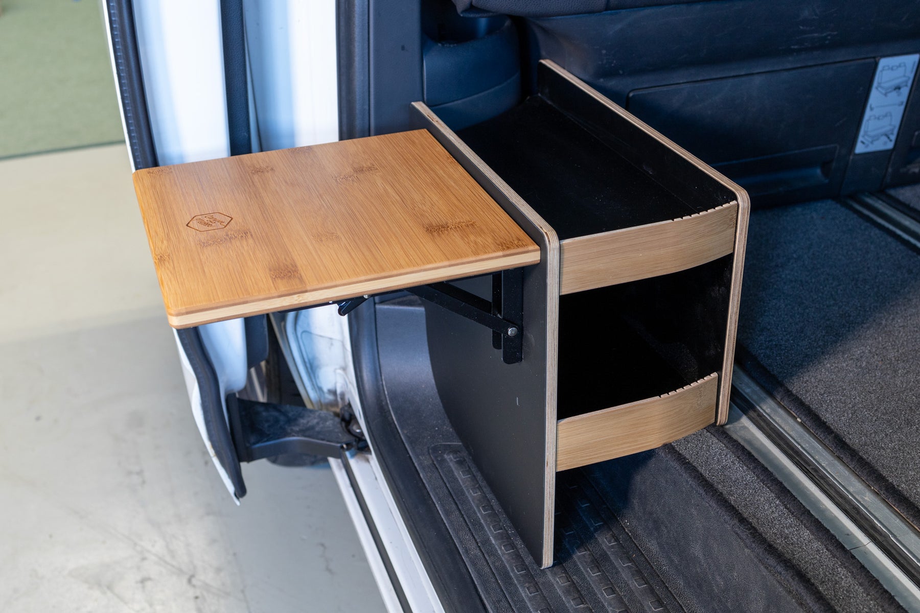 Sideboard mit Bambus Klapptisch – Campermaker