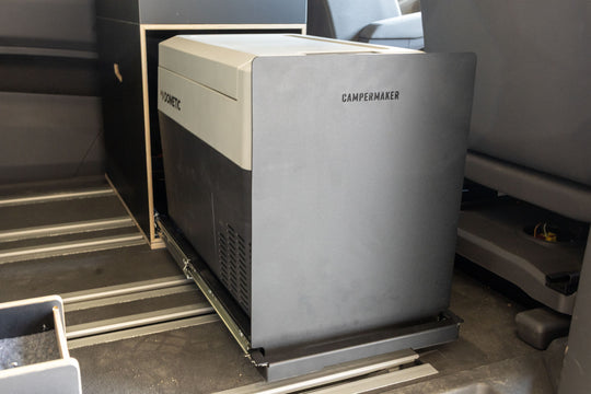 Sambolero Kühlboxmodul hinter dem Fahrersitz